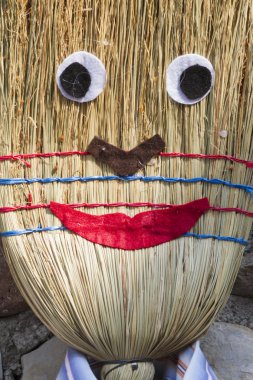 Süpürge ile doldurulmuş adam